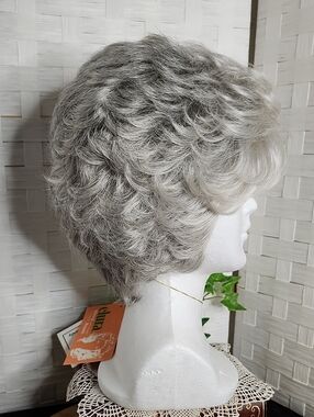 👉*NWT* LOVELY TONY OF BEVERLY "ESTEE" WIG ~ #60F56 ~SHORT W/ SOFT CURLS